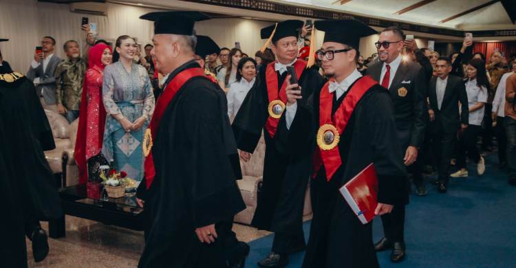 Usai Wisuda, Sahroni Dikerubungi Emak-emak Untuk Selfie Sahroni (berkacamata) saat acara Wisuda Doktor. Foto : Ist