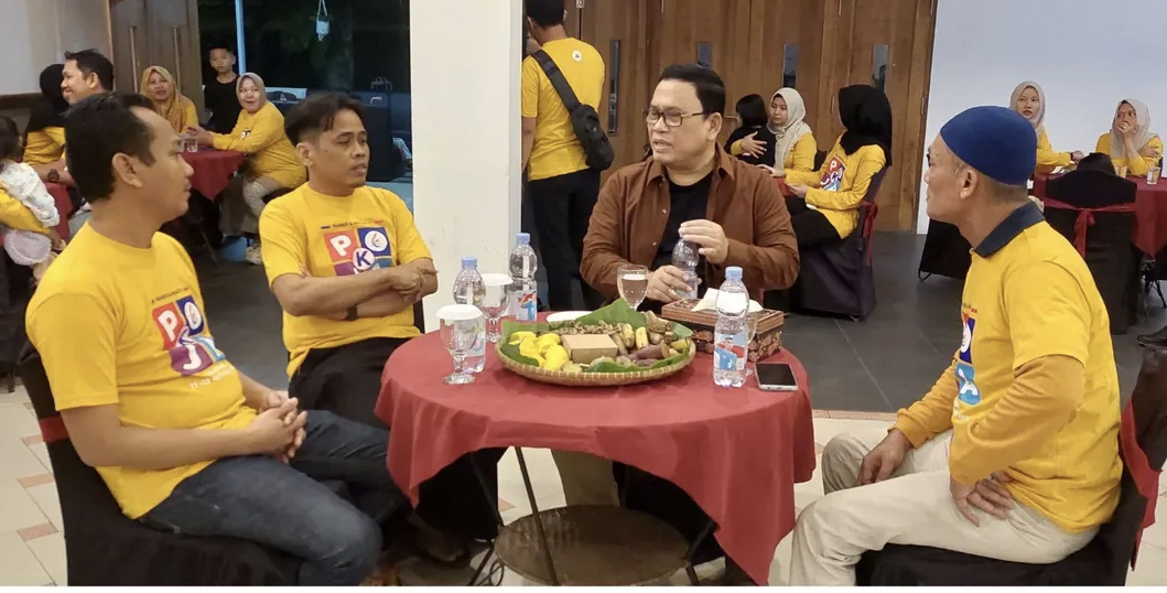 Wabup Amir sedang berbincang-bincang dengan pengurus Pokja Wartawan Harian dan Elektronik Lebak, di Aula Villa Sari Alam, Ciater Subang, Jabar, beberapa waktu lalu.