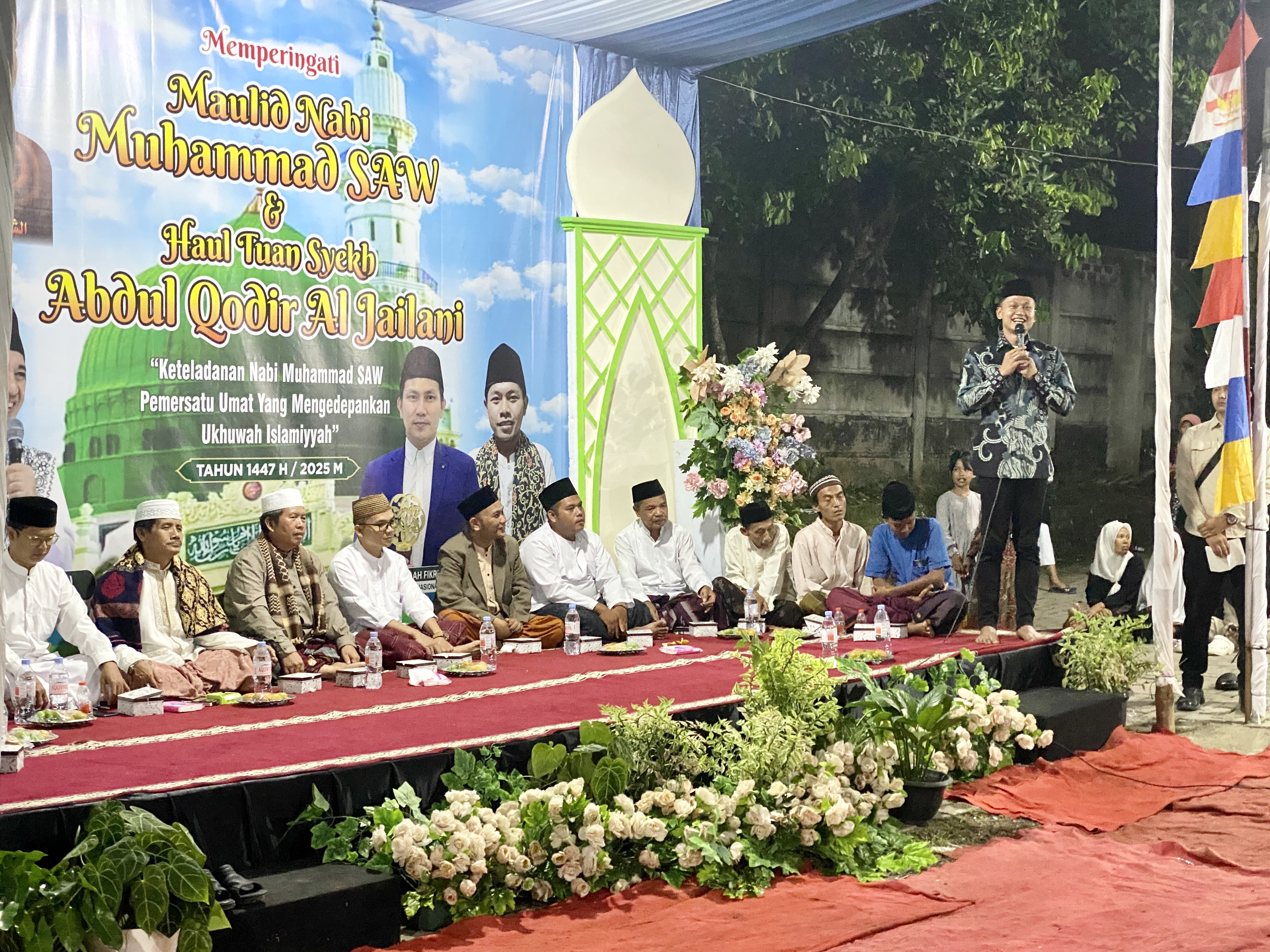 Wabup Pandeglang Iing Andri Supriadi sedang memberikan sambutan di acara peringatan Maulid Nabi Muhammad dan Haul Tuan Syekh Abdul Qodir Al Jailani, di Komplek Puri Anugrah Pratama (PAP) RT 08-09 RW 09, Kelurahan Saruni, Kecamatan Majasari Kabupaten Pandeglang, Sabtu (4/10) malam.
