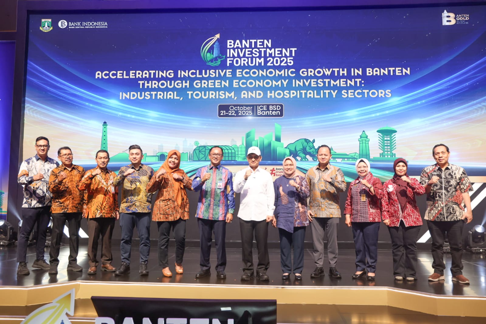 Wagub Dimyati Pastikan Permudah Perizinan Wagub Banten Dimyati Natakusumah (baju putih) saat menghadiri Banten Investment Forum 2025 yang digelar di ICE BSD, Tangerang. Foto : Ist