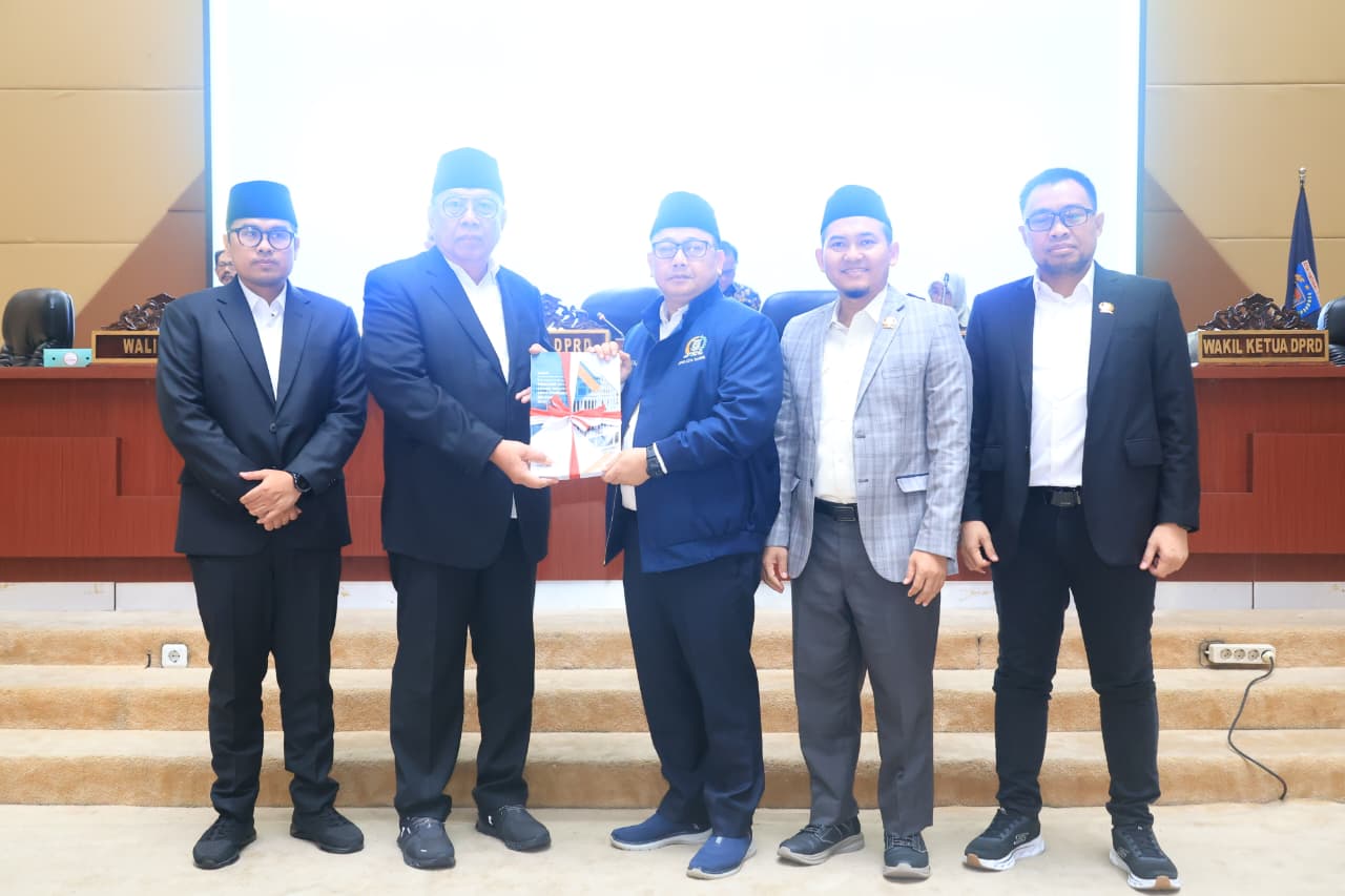 Wali Kota Tangsel Benyamin Davnie menyerahkan Raperda RTRW kepada DPRD Kota Tangsel, Kamis (23/10).