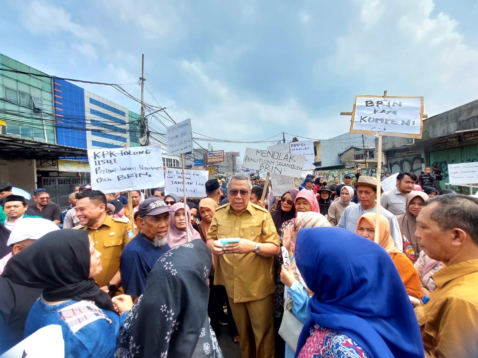 Benyamin Davnie menjumpai langsung para warga di posko pengaduan yang berlokasi di dekat persimpangan Muncul, Setu, Senin (13/10). (tangselpos.id/rmn)