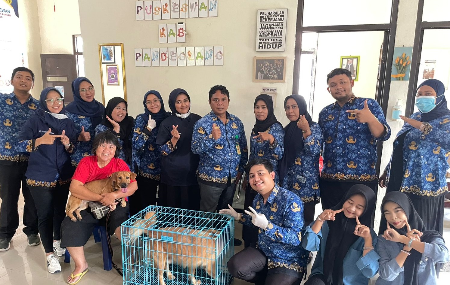 Warga Pandeglang antusias membawa hewan peliharaannya ke Pusat Kesehatan Hewan (Puskeswan) Pandeglang untuk mengikuti vaksinasi rabies massal, Rabu (1/10/2025). Vaksinasi gratis ini digelar dalam rangka memperingati Hari Rabies Sedunia sekaligus mempertahankan status Pandeglang sebagai daerah bebas rabies sejak 2010.(Istimewa)