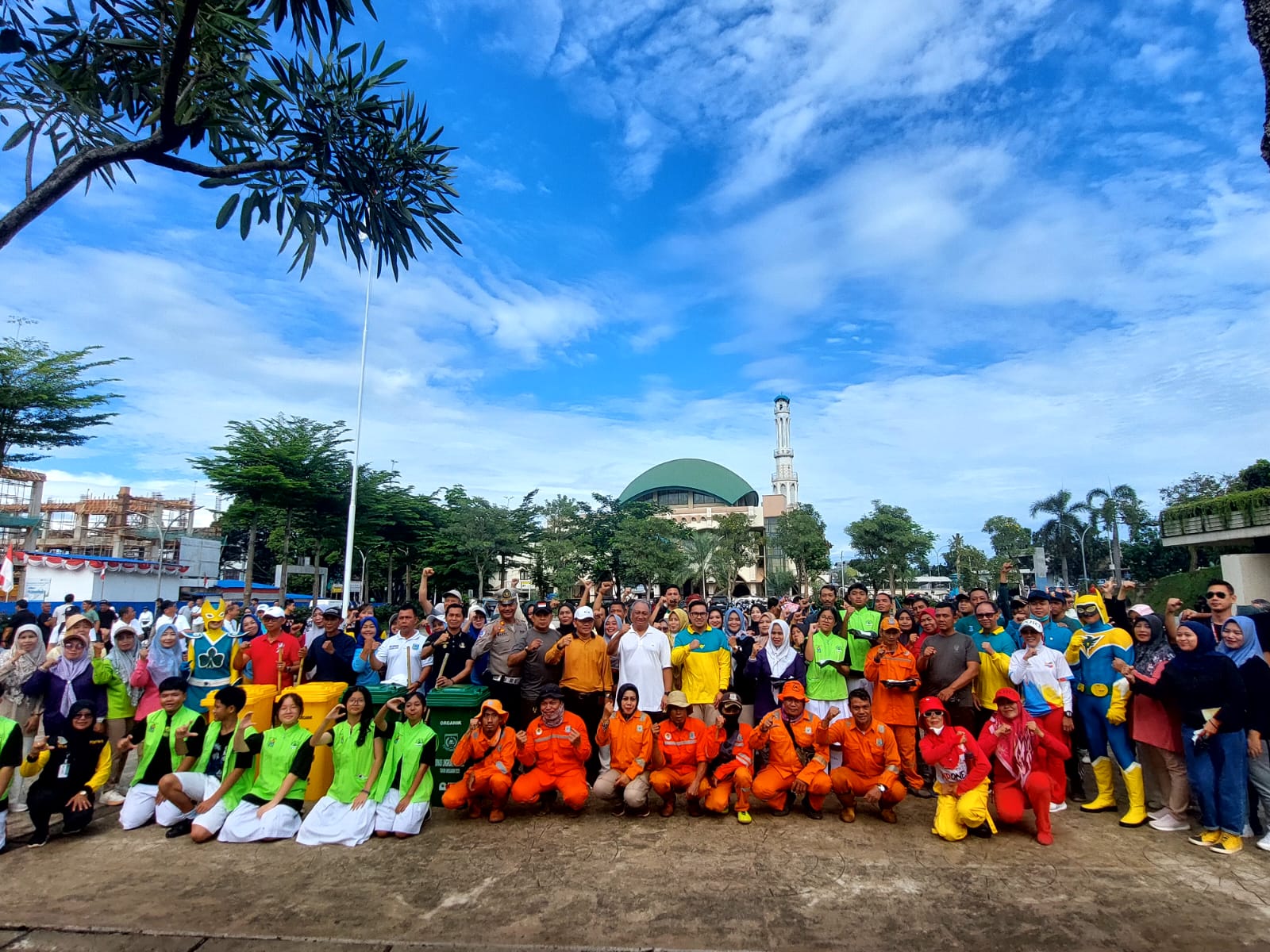 Warga Gotong Royong di Alun-Alun Pamulang, Pungut Sampah Gaungkan Gerakan Jumat Bersih Foto : Ist