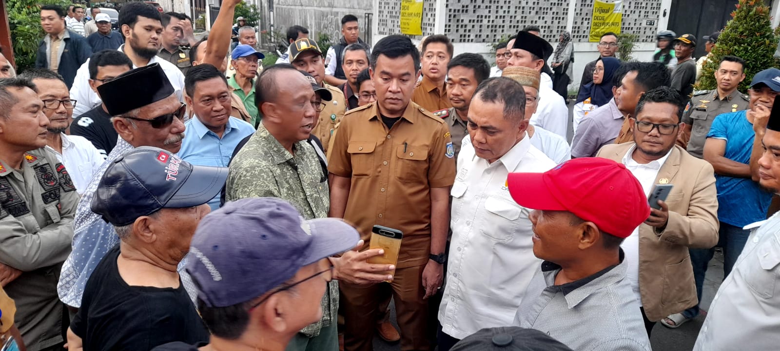 Warga Pondok Hijau Tolak Pembangunan Jembatan Komisi IV DPRD Kota Tangsel bersama sejumlah OPD Tangsel saat meninjau lokasi pembangunan jembatan yang di tolak warga.