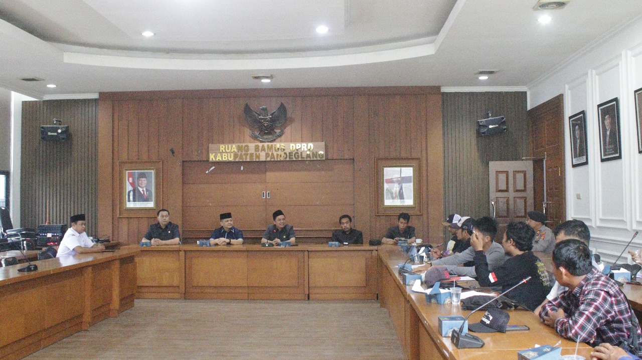 Suasana audiensi perwakilan warga Desa Rancapinang, Kecamatan Cimanggu dengan DPRD Pandeglang, Rabu (15/10/2025).(Istimewa)
