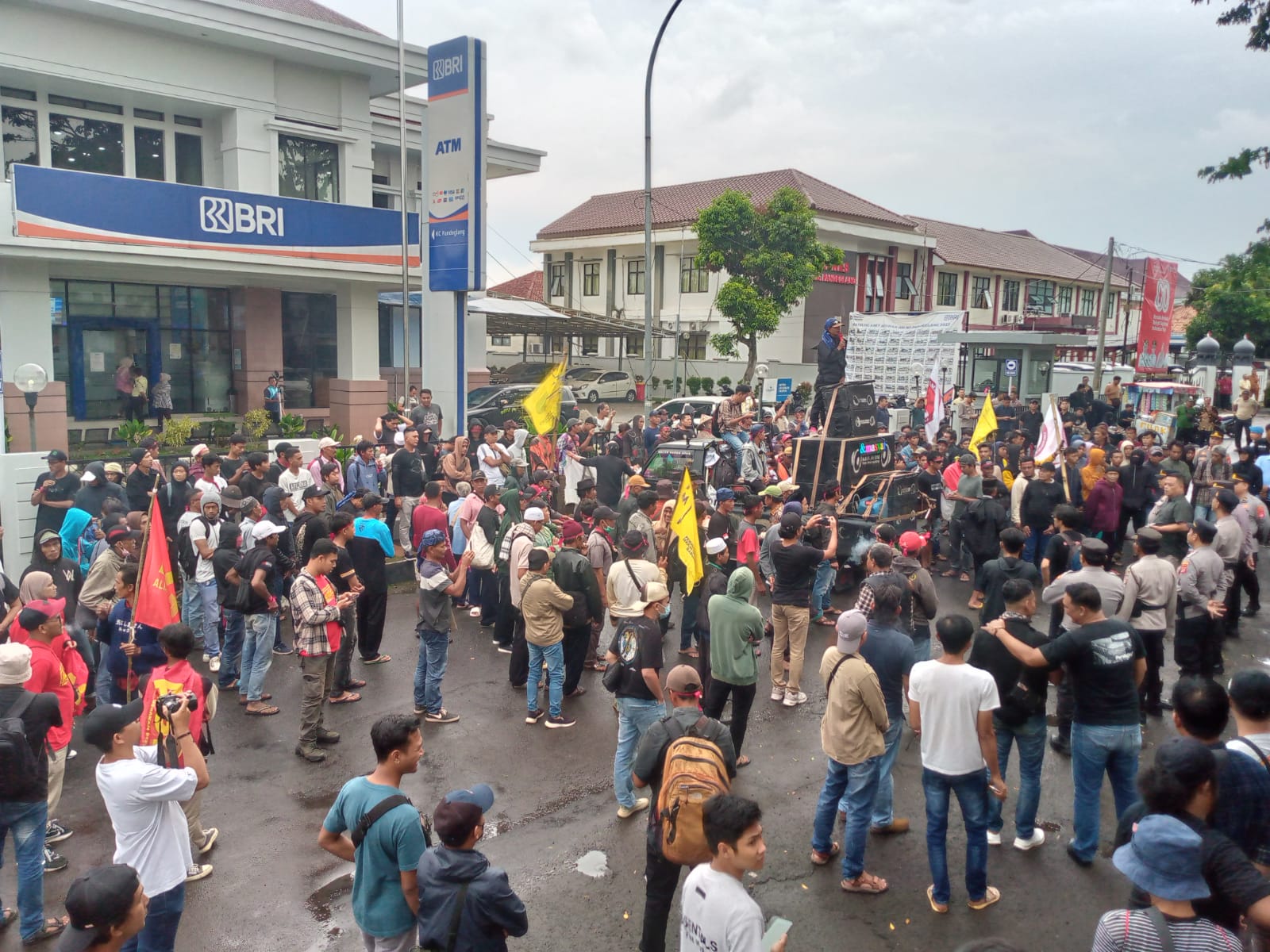 Warga Rancapinang Tolak Perampasan Tanah oleh Kemenhan RI untuk Dijadikan Lokasi Latihan Militer Warga Desa Rancapinang, Kecamatan Cimanggu, melakukan aksi unjuk rasa di depan Kantor Bupati Pandeglang di Jalan Bhayangkara, Selasa (7/10/2025) siang. Warga yang datang dengan menggunakan beberapa mobil bak terbuka dan minibus ini menyuarakan terkait konflik agraria atas dugaan perampasan lahan seluas 1.000 meter persegi untuk digunakan Lapangan Latihan Militer Kodam III Siliwangi.(Ari Supriadi/tangselpos.id)