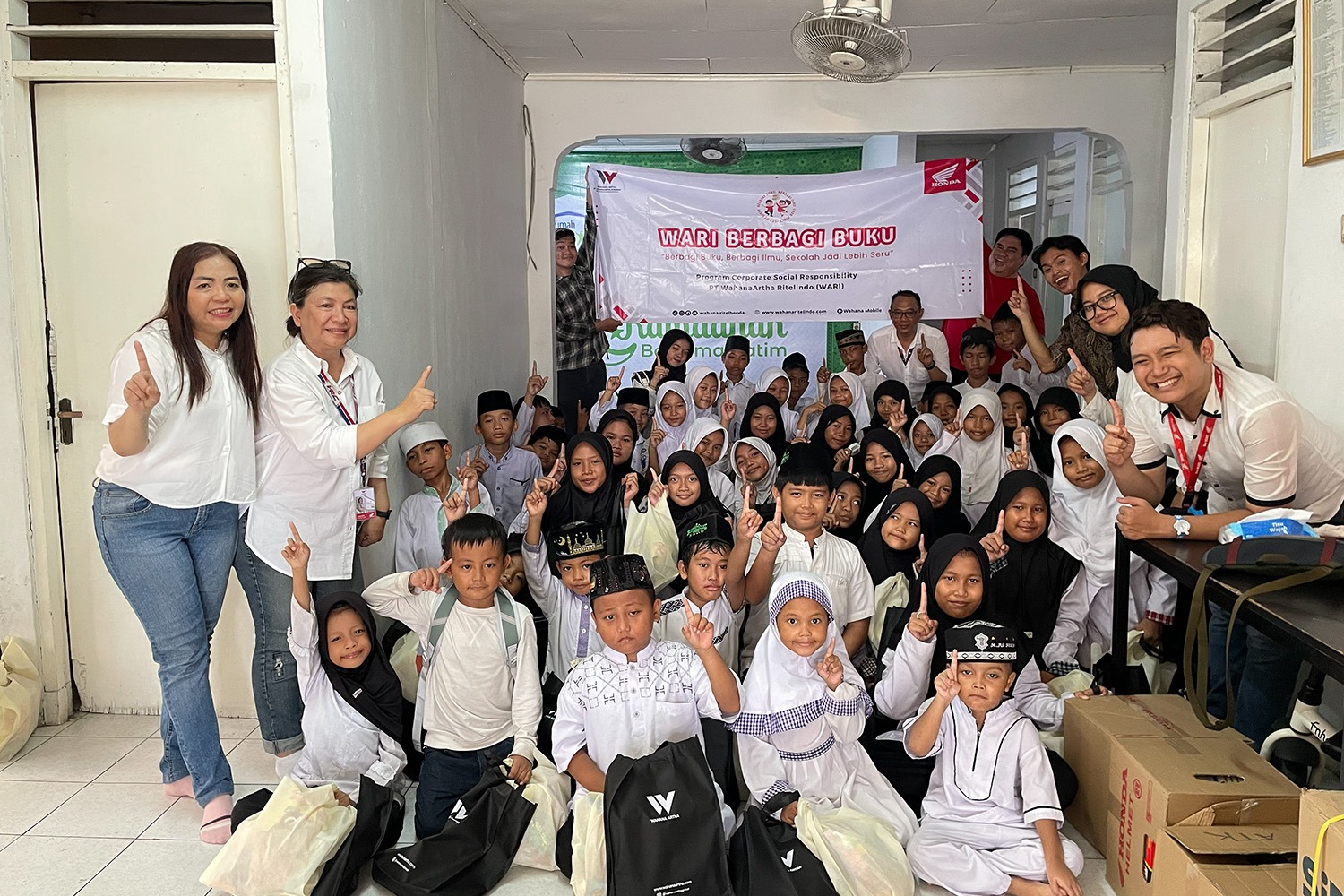 WARI Peduli Pendidikan, Salurkan 2.000 Perlengkapan Sekolah ke Rumah Yatim di Tangerang WARI berbagi buku ke yayasan anak yatim. (ist)