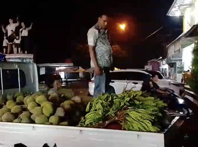 Salah seorang penjual durian Baduy sedang merapikan dagangannya, beberapa waktu lalu.(Istimewa)