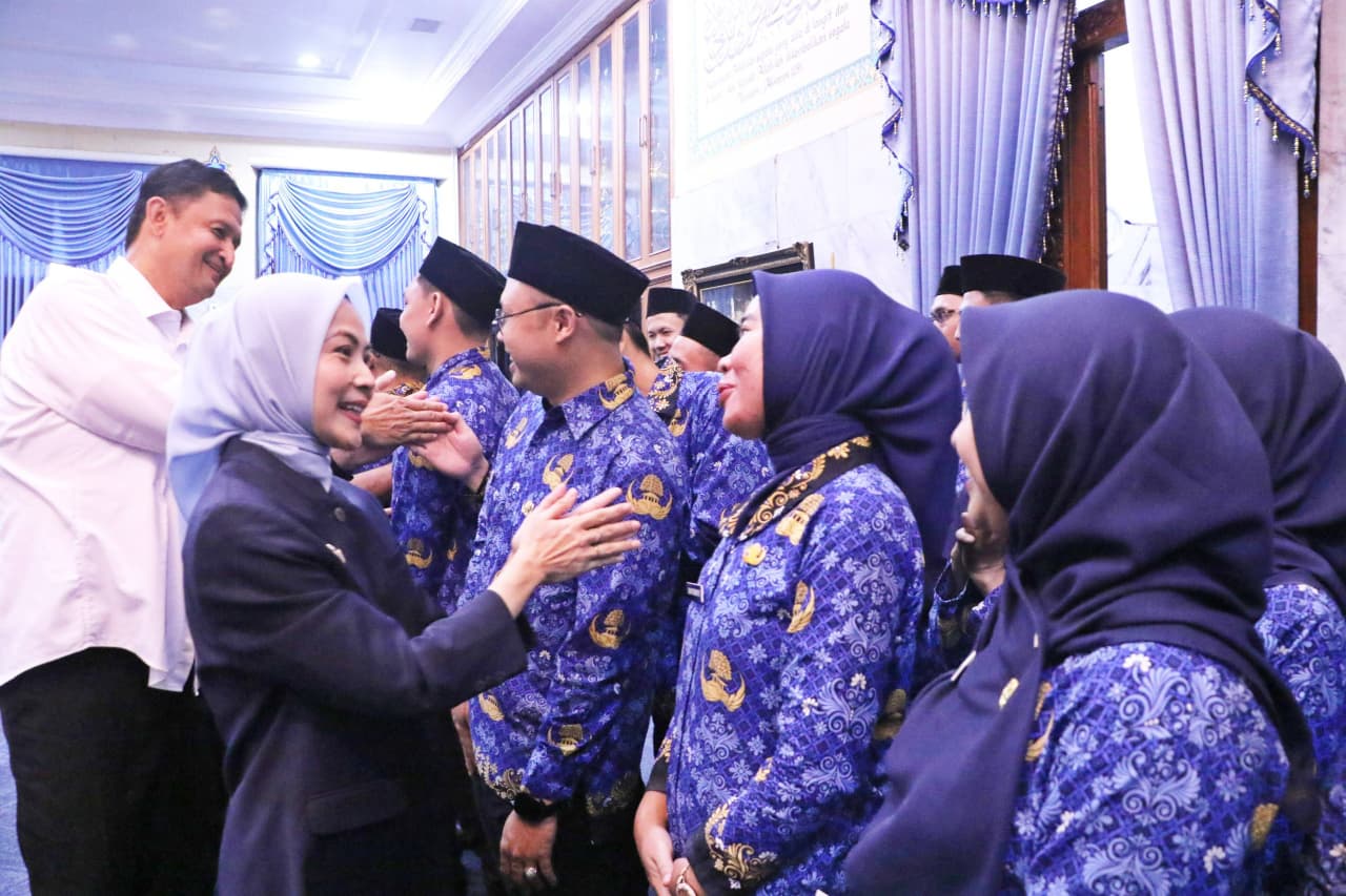 Zakiyah Lantik Puluhan ASN Bupati Serang Ratu Rachmatuzakiyah melantik puluhan Aparatur Sipil Negara Pegawai Pemerintah dengan Perjanjian Kerja, Calon Pegawai Negeri Sipil, dan Pegawai Negeri Sipil di Pendopo Bupati pada Rabu (15/10).