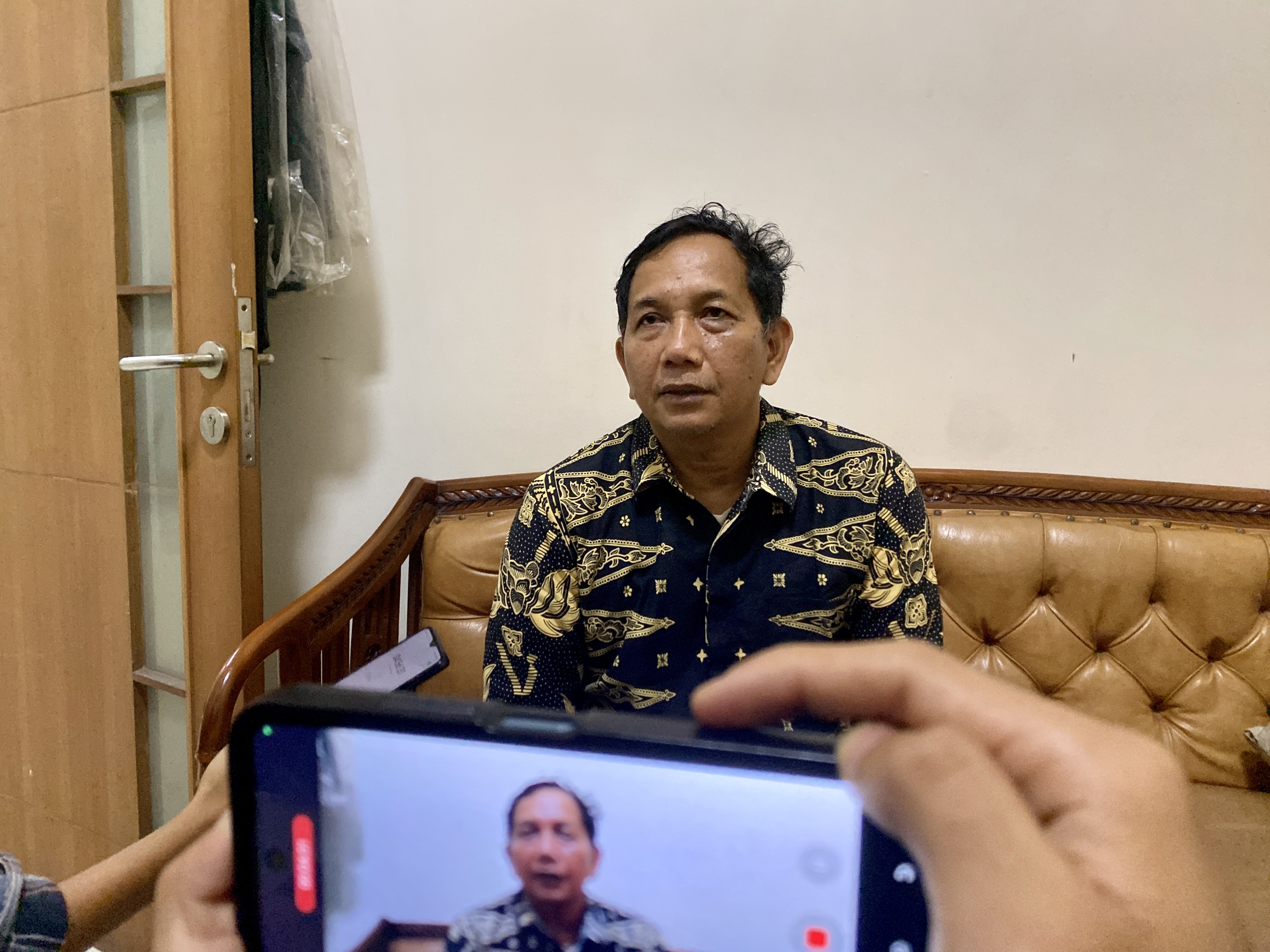 Wakil Ketua Satgas MBG Pandeglang, Doni Hermawan, sedang diwawancara wartawan soal penghentian sementara MBG, di ruang Staf Ahli Bupati, di Setda Pandeglang, Kamis (13/11).