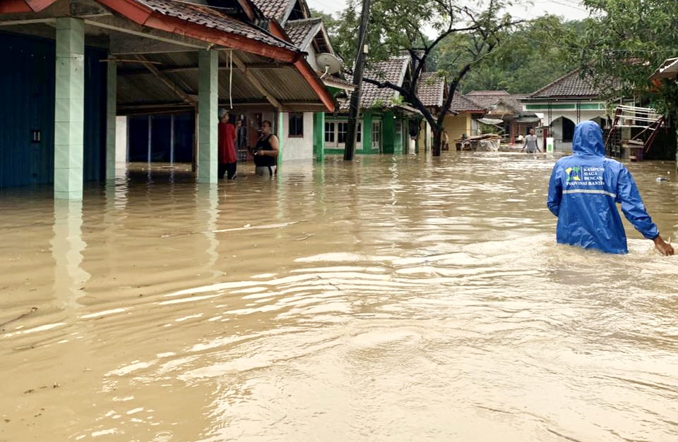 Kondisi banjir dengan ketinggian sekitar 50 cm tengah merendam rumah warga di Kecamatan Angsana, Kabupaten Pandeglang, Rabu (5/11).