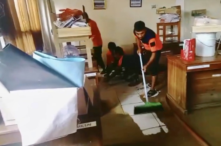 Pihak BPBDPK Pandeglang sedang membersihkan ruang sekolah yang terendam banjir, beberapa waktu lalu.