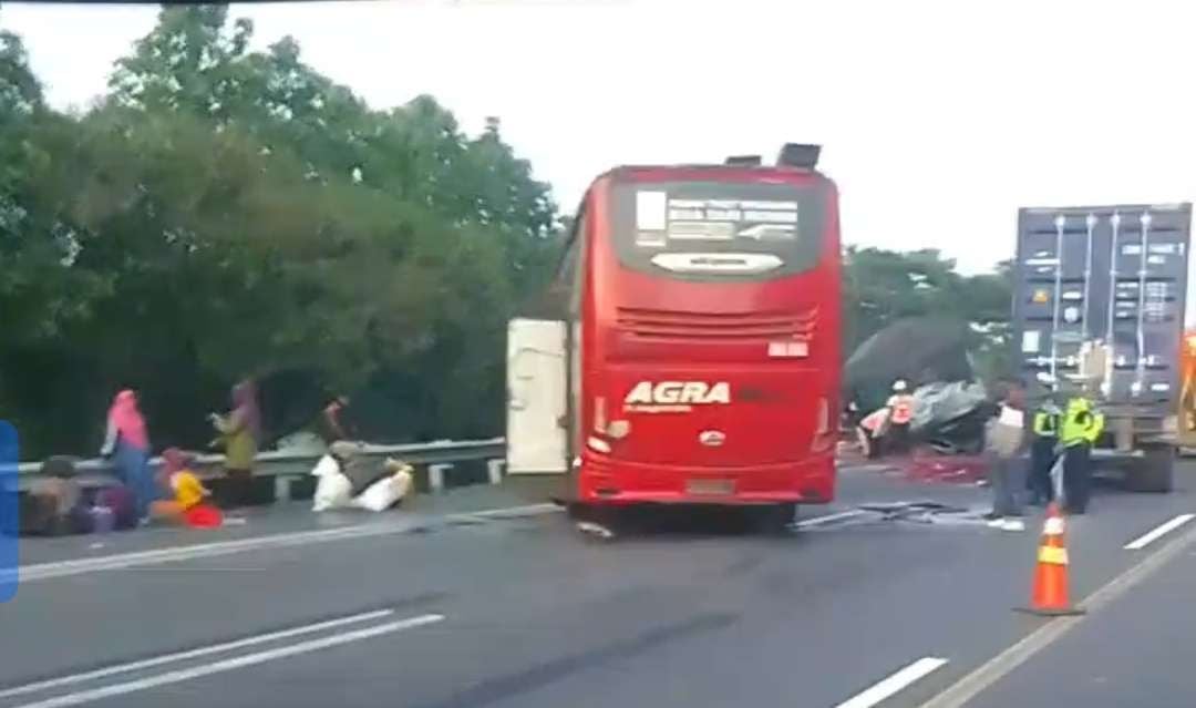 Kecelakaan 4 kendaraan di Cipali arah Jakarta. Foto : Ist