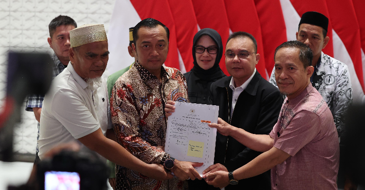 Dua guru asal Sulawesi Selatan mendapat Surat Rehabilitasi dari Presiden. Foto : Ist