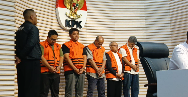 5 tersangka baru kasus yang menyetor uang ke mantan Bupati Situbondo, Karna Suswandi. Foto : Ist