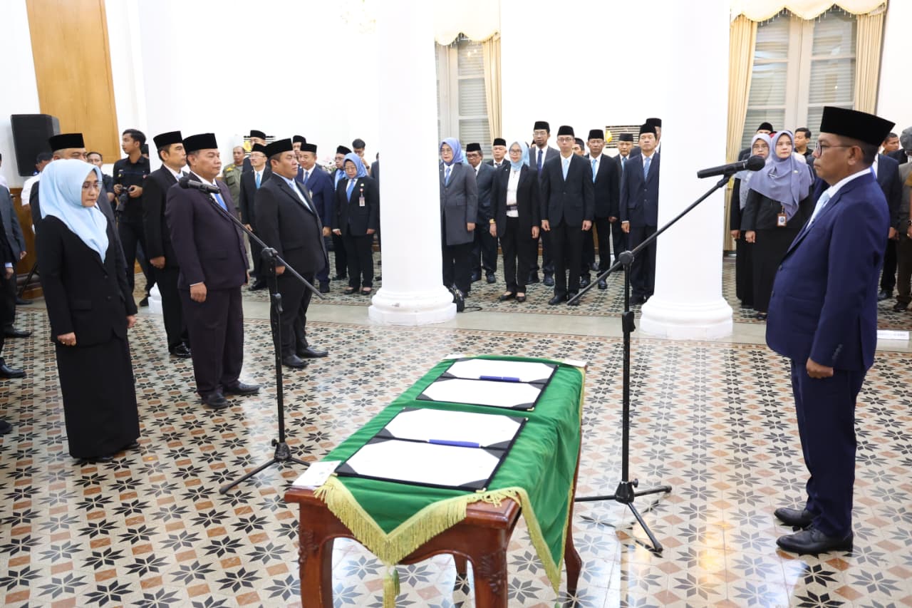 Gubernur Banten Andra Soni saat melantik 23 Pejabat dilingkungan Pemprov Banten. Foto : Humas Pemprov