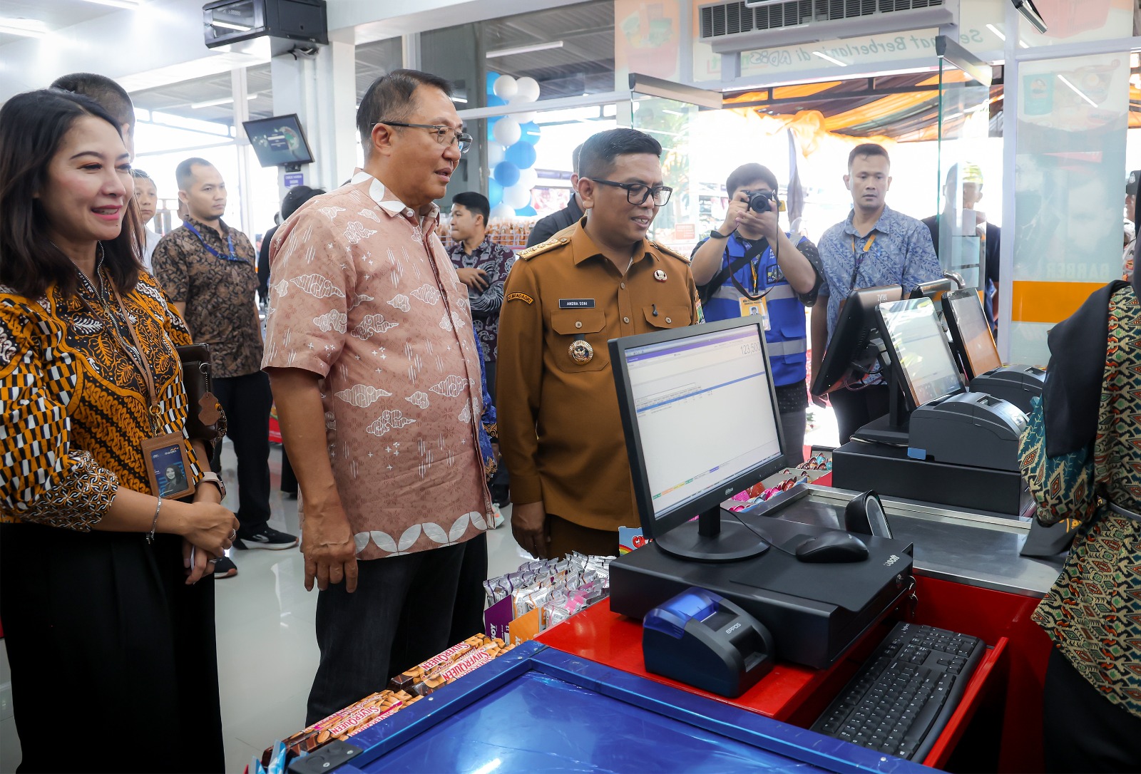 Gubernur Banten, Andra Soni, saat meresmikan minimarket Adismart di Balaraja, Kabupaten Tangerang, Senin (17/11/2025).(Istimewa)