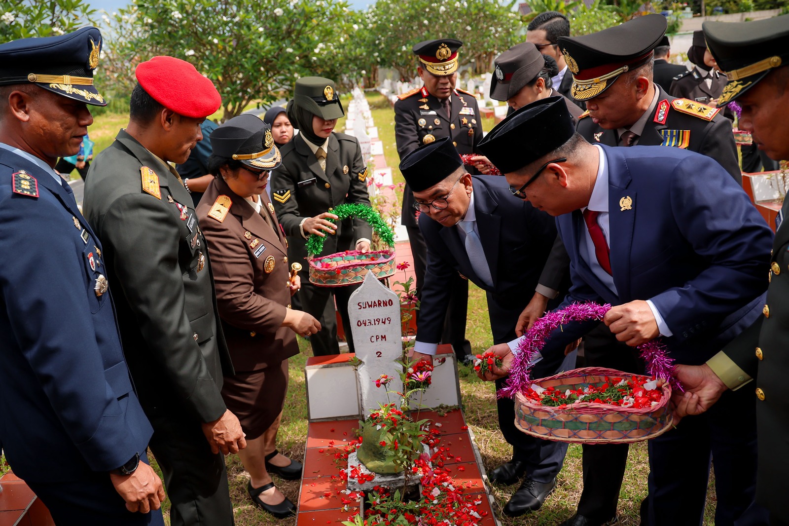Gubernur Andra Soni saat tabur bunga di TMP Ciceri, Kota Serang. Foto : Ist