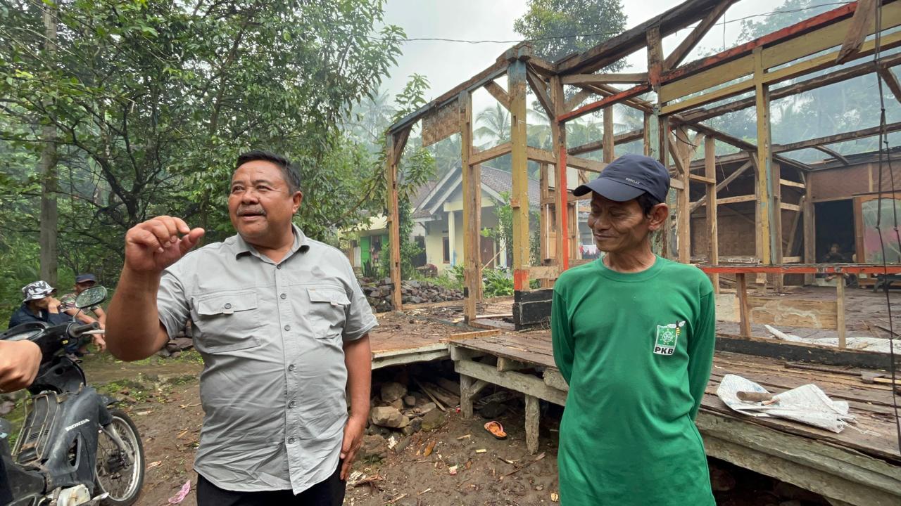 Anggota DPRD Fraksi PKB Pandeglang, Mulyadi sedang meninjau proses pembangunan bedah rumah di Kampung Nembol Parakan, Desa Nembol, Kecamatan Mandalawangi, Kabupaten Pandeglang, Rabu (12/11).