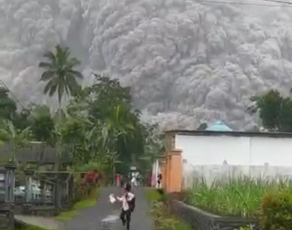 Gunung Semeru di Jawa Timur meletus. Foto : Ist