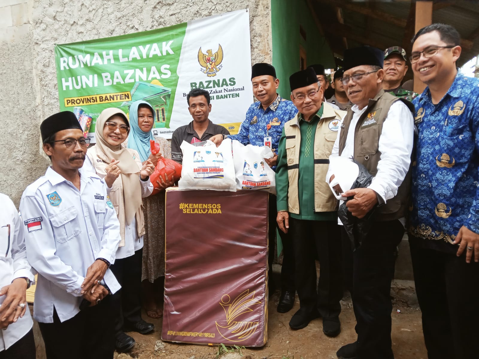 Bupati Dewi saat meninjau program Rumah Layak Huni Baznas (RLHB) di Kampung Geundir, Desa Ciherang, Kecamatan Picung, Rabu (26/11/2025).(Istimewa)