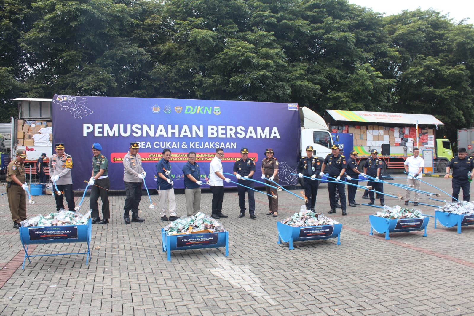 Kantor Wilayah Bea Cukai Banten bersama Kejaksaan Tinggi Banten memusnahkan barang hasil penindakan pelanggaran kepabeanan dan cukai senilai Rp53,76 miliar, Rabu (12/11).