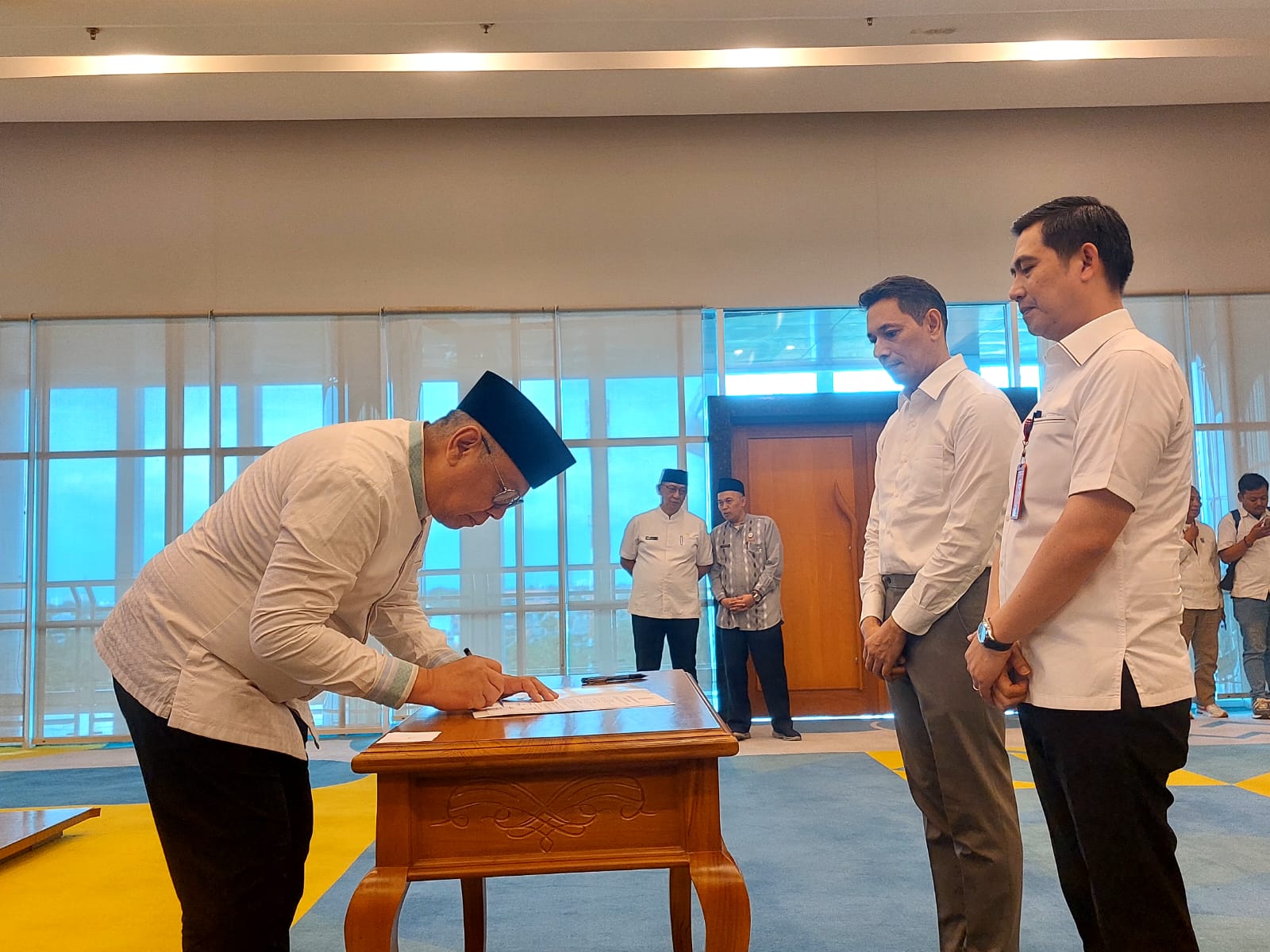 Wali Kota Tangsel, Benyamin Davnie saat melakukan rotasi pejabat di lingkungan Pemkot Tangsel, Jumat (21/11)