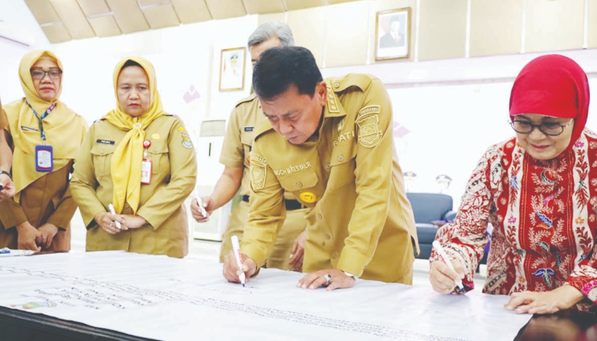 Bupati Tangerang, Moch. Maesyal Rasyid, tampak sedang menandatangani komitmen bersama dalam penanganan Tuberkulosis (TBC) saat membuka kegiatan Penguatan Desa Siaga TBC, di Gedung Serba Guna (GSG) Pusat Pemerintah Kabupaten (Puspemkab) Tangerang pada Senin (24/11). Foto : Ist