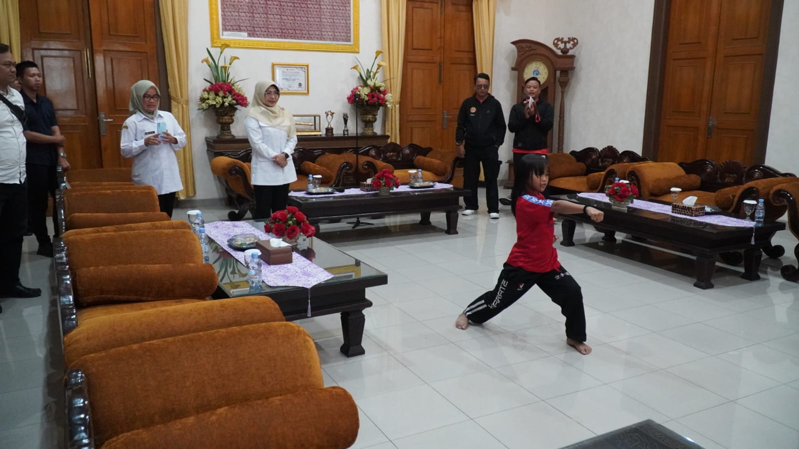 Atlet karate menunjukkan kebolehannya di hadapan Bupati Dewi Setiani, di Pendopo Pandeglang, Rabu (5/11/2025).(Istimewa)