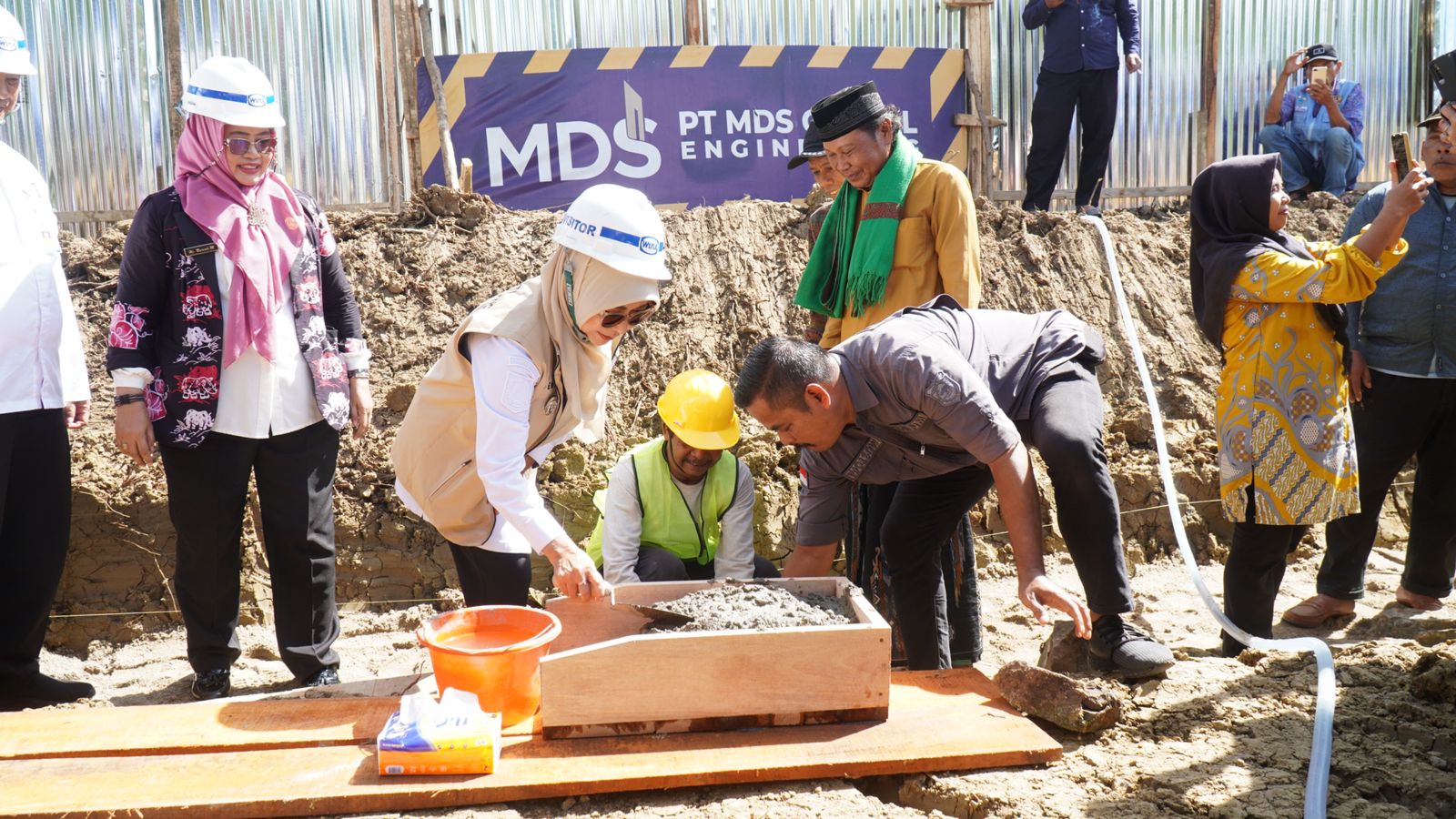 Bupati Raden Dewi Setiani menghadiri acara ground breaking atau peletakan batu pertama pembangunan SDN Pasir Sedang 2, Kecamatan Picung, Kabupaten Pandeglang, Jumat (28/11/2025).(Istimewa)