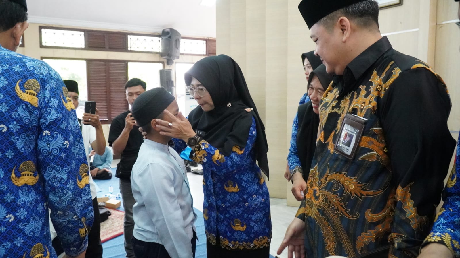 Bupati Dewi Setiani menyalami anak-anak di sela-sela acara istigasah rangkaian Hari Ulang Tahun Korpri ke-54  di Pendopo Pandeglang, Rabu (26/11/2025).(Istimewa)