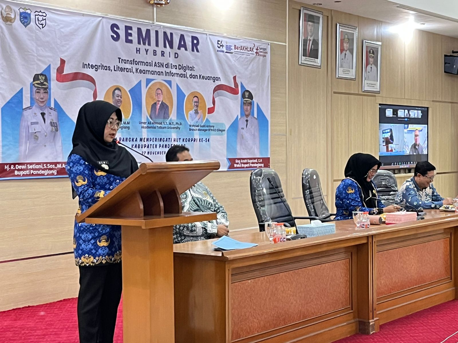 Bupati Raden Dewi Setiani saat membuka Seminar Hybrid di Oproom Setda Pandeglang, Kamis (27/11/2025).(Istimewa)