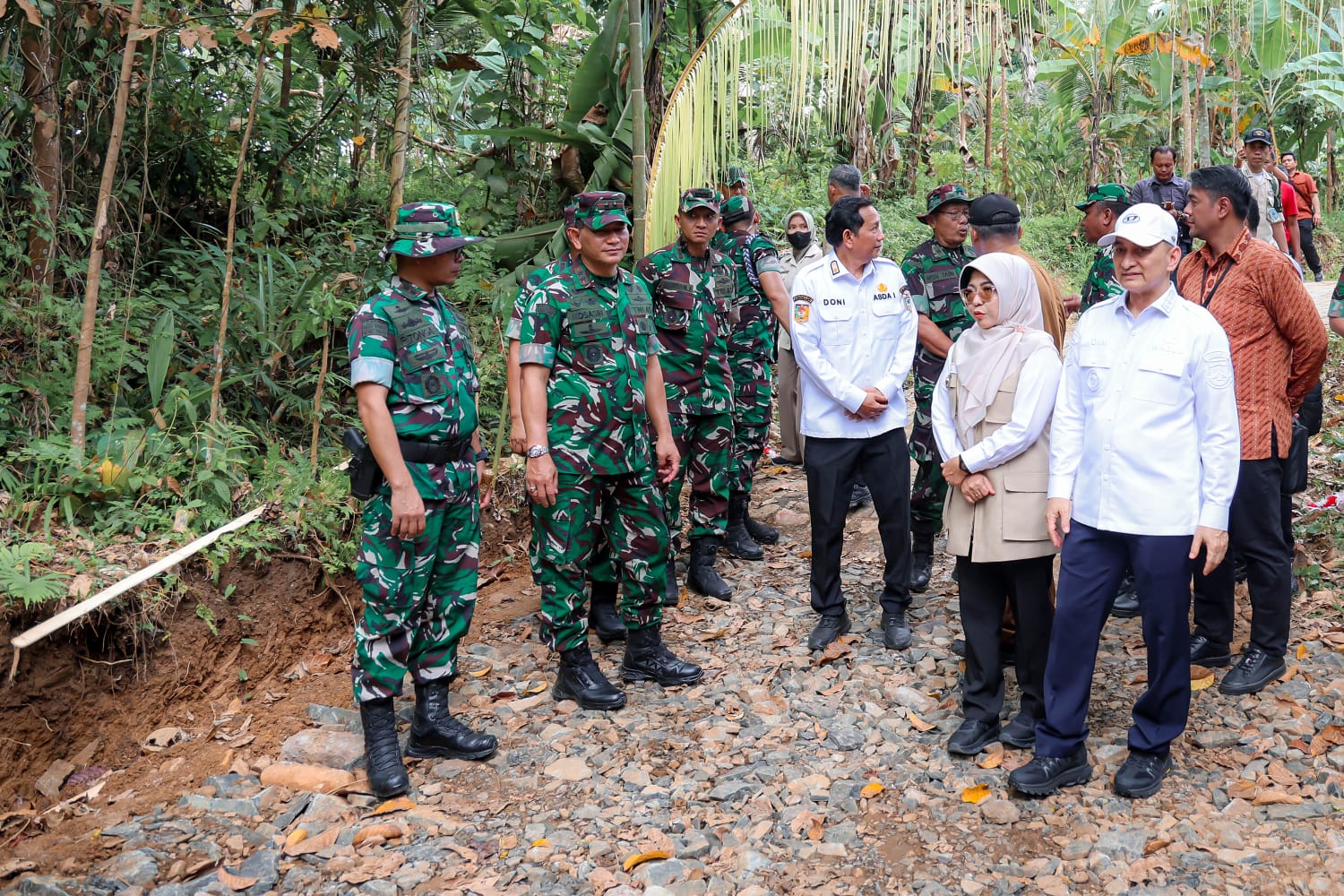 Bupati Pandeglang, Raden Dewi Setiani bersama Wakil Gubernur Banten, Achmad Dimyati Natakusumah, dan Pangdam III/Siliwangi Mayjen TNI, Kosasih meninjau pembangunan jalan TMMD.(Istimewa)