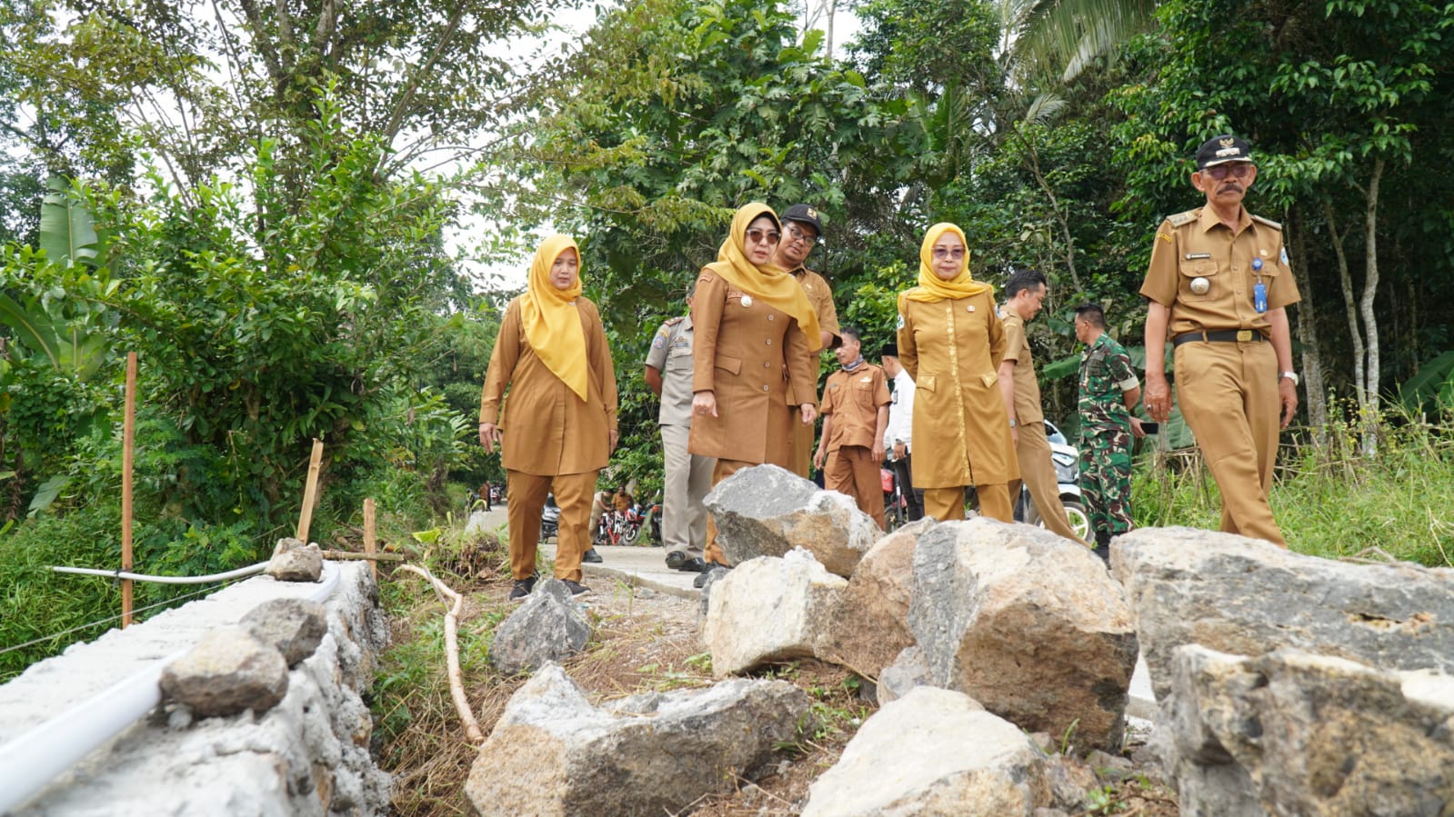 Bupati Pandeglang, Raden Dewi Setiani meninjau progres pembangunan ruas jalan Kadomas-Banjar sepanjang tiga kilometer, Senin (3/11/2025).(Istimewa)