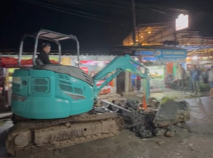 Pemkab Serang terlihat menurunkan alat berat guna mempercepat penanganan banjir yang melanda SDN Pamarayan dan SMPN Pamarayan pada Selasa (18/11) malam.