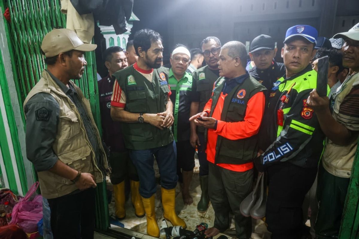 Gubernur Aceh Muzakir Manaf (no 2 dari kiri) saat meninjau korban banjir. Foto : Ist