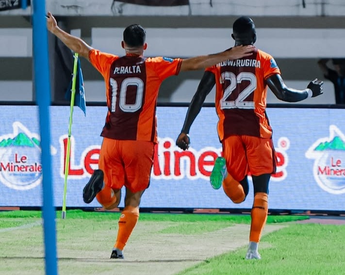 Selebrasi skuad Borneo FC usai timnya cukur 4-0 Dewa United. Foto : Ist