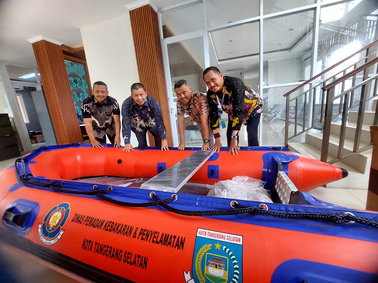 Bantuan perahu karet untuk Sawah Baru. Foto : Rahman/TP