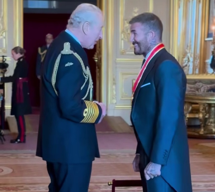 David Beckham saat menerima Gelar Sir dari Raja Charles III.