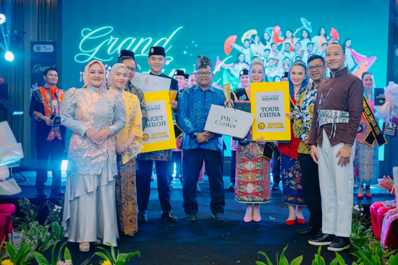 Kepala Dinas Pariwisata Kota Tangsel Heru Sudarmanto (batik biru) bersama Abang dan Nona Tangsel 2025. Foto : Ist
