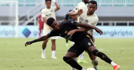 Laga Dewa United vs Persita berlangsung di Banten International Stadium. Foto : Ist