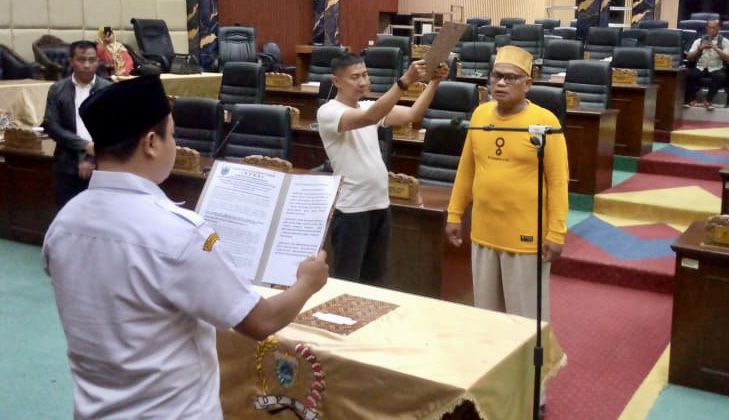 Pemilik suara kedua Junaedi sedang melakukan gladi kotor pelantikan sebagai Anggota DPRD Pandeglang menggantikan Rifqi Rafsanjani, di Ruang Paripurna DPRD Pandeglang, Rabu (19/11).
