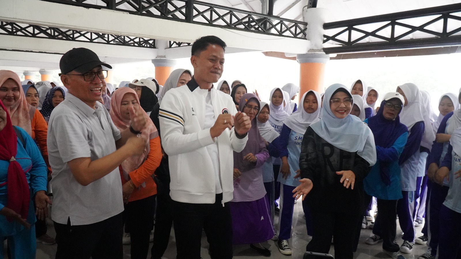 Bupati-Wabup Pandeglang Dewi-Iing, didampingi Penjabat Sekda dan jajaran lainnya, sedang senam sehat di Pancaniti Alun-alun Pandeglang, Selasa (18/11).