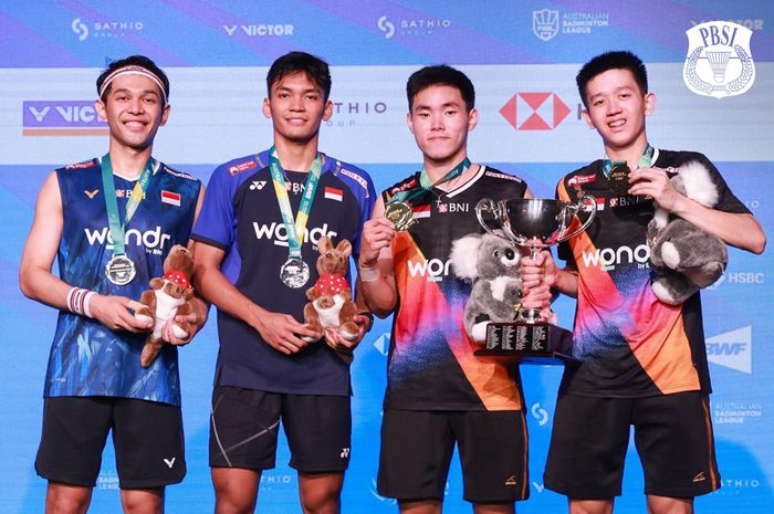 Pasangan Fajar/Fikri dan Nikolaus/Raymond berpose bersama di podium setelah bertanding dalam final ganda putra di Australian Open 2025 di Sydney, Australia. Foto : Ist