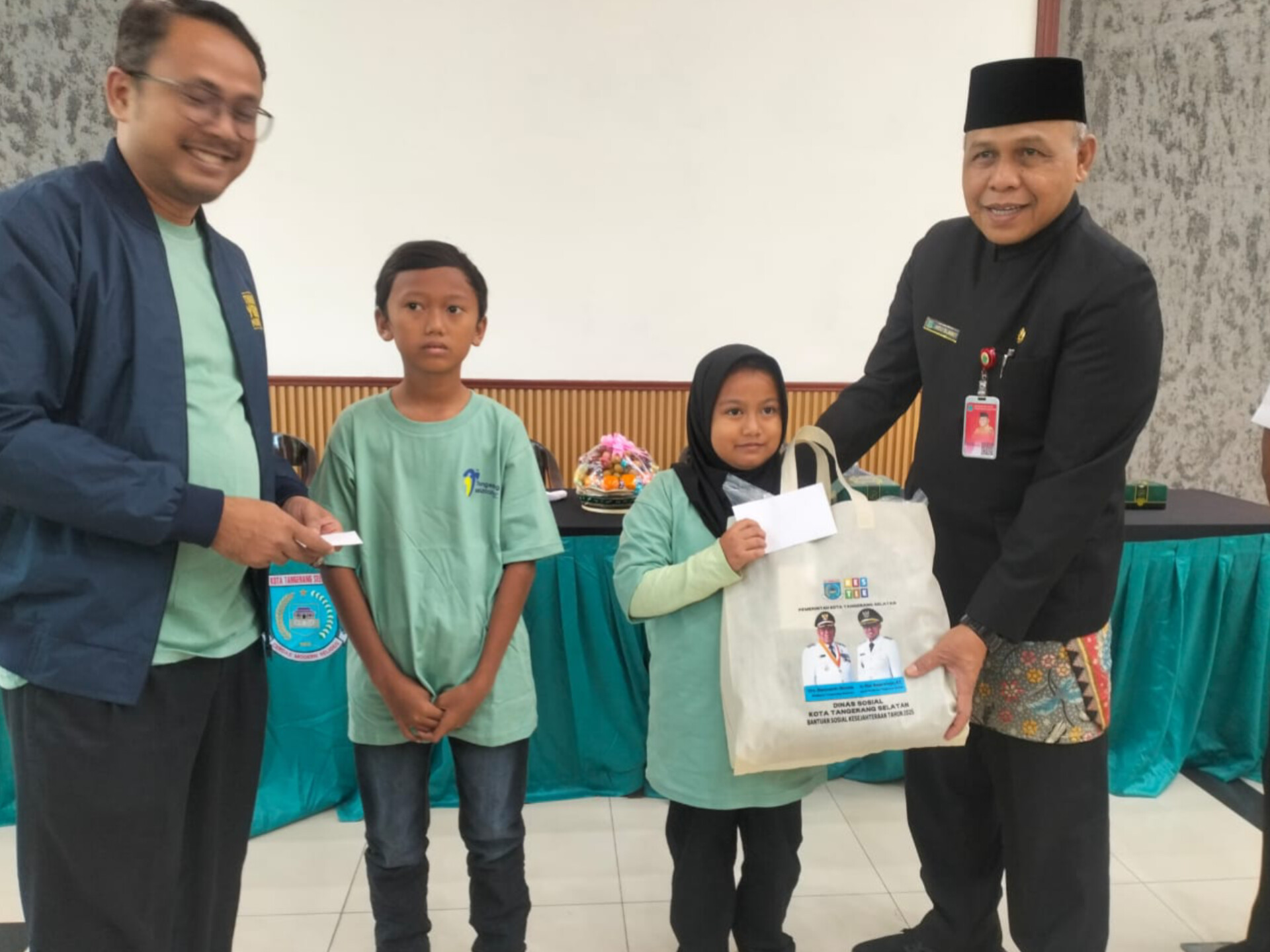 Dinsos Tangsel memberangkatkan 40 anak mengikuti kegiatan eduwisata ke Kidzania Jakarta. (tangselpos.id/rmn)