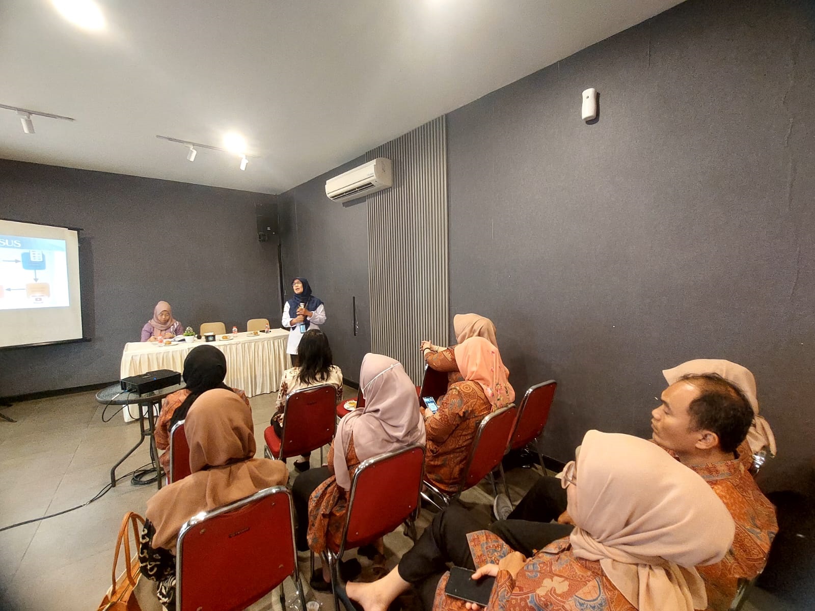 SOSIAL. Dinsos Tangsel saat menggelar pelatihan peningkatan kapasitas bagi pegawai yang menangani pemerlu di Rumah Singgah, Kamis (20/11).