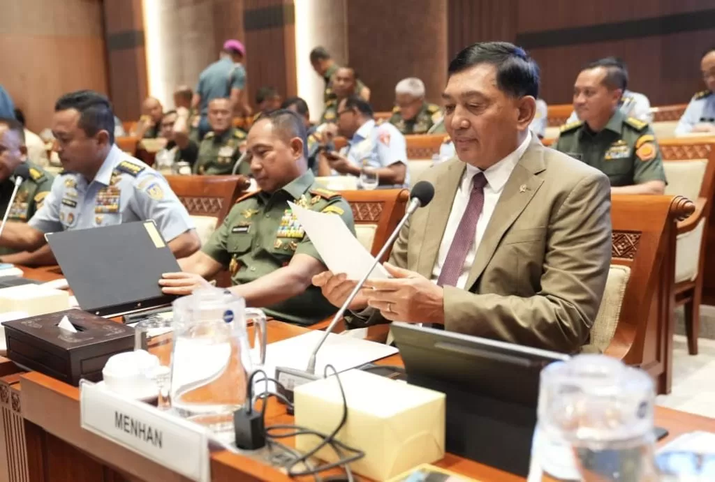 Menhan Sjafrie Sjamsoeddin dan Panglima TNI Jenderal Agus Subiyanto letika rapat di DPR. Foto : Ist