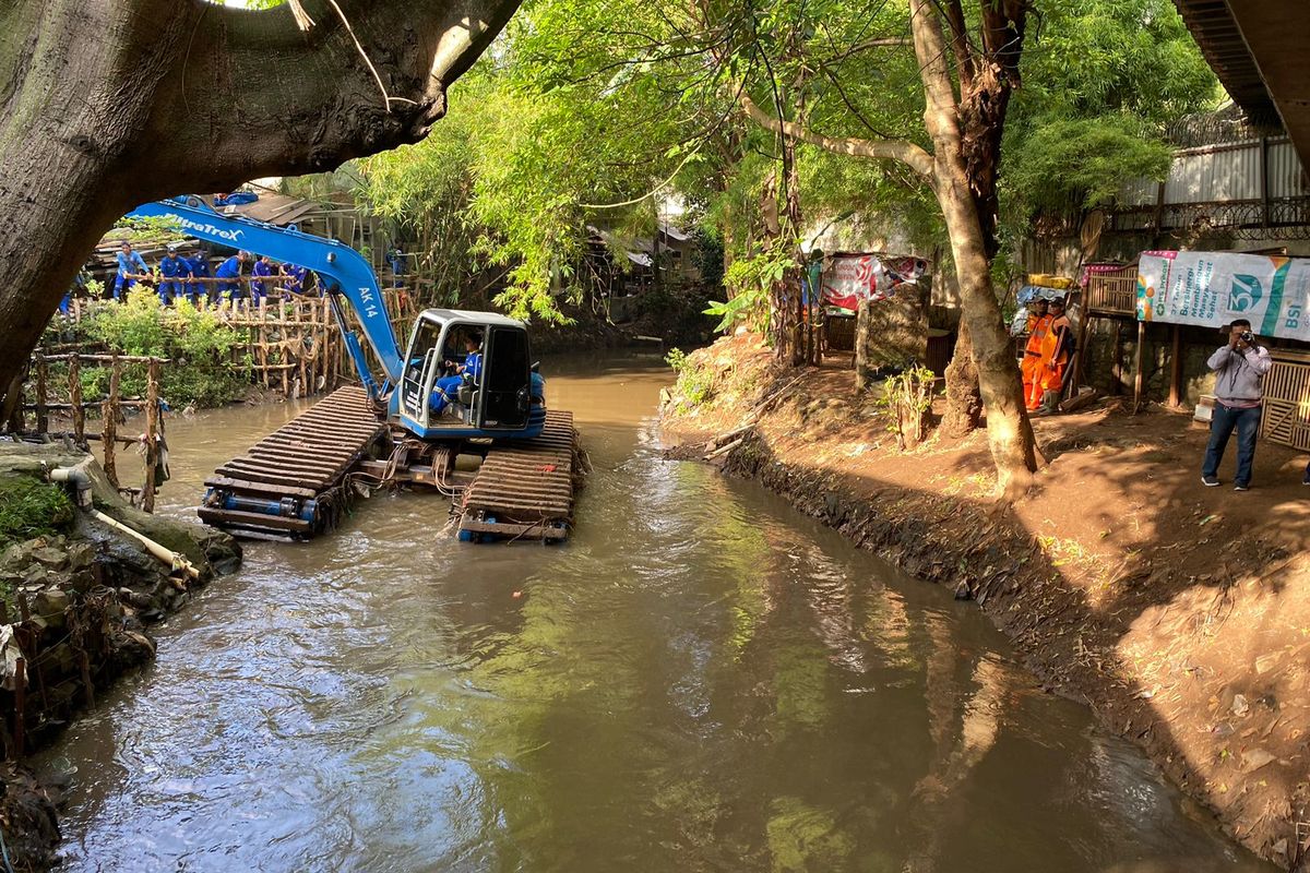 Pengerukan sungai di Jakarta. Foto : Ist