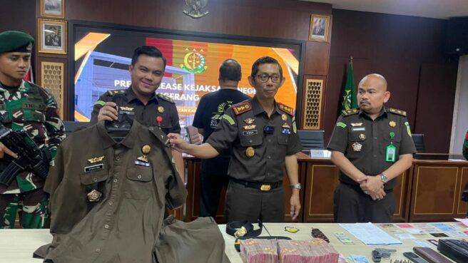 Kepala Kejaksaan Negeri Tangerang Selatan (Tangsel) Apreza Darul Putra ungkap kasus jaksa gadungan di Pamulang. Foto : Ist